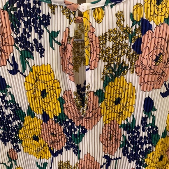 Carolina Belle floral, accordion sleeveless top - Picture 4 of 4